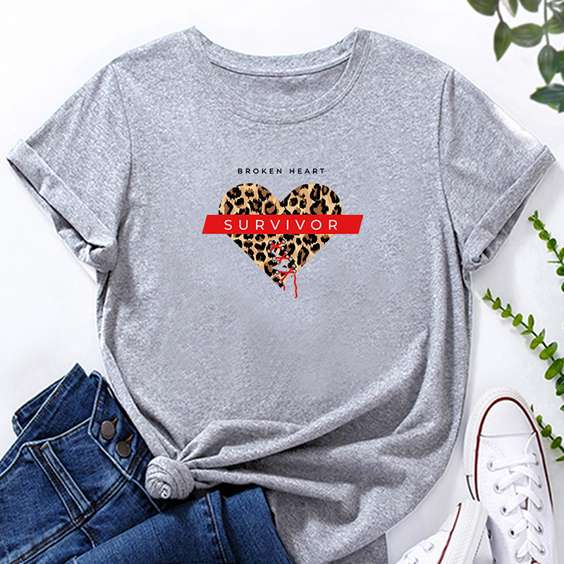 Camiseta holgada de manga corta con estampado de corazón de leopardo NSYAY116391