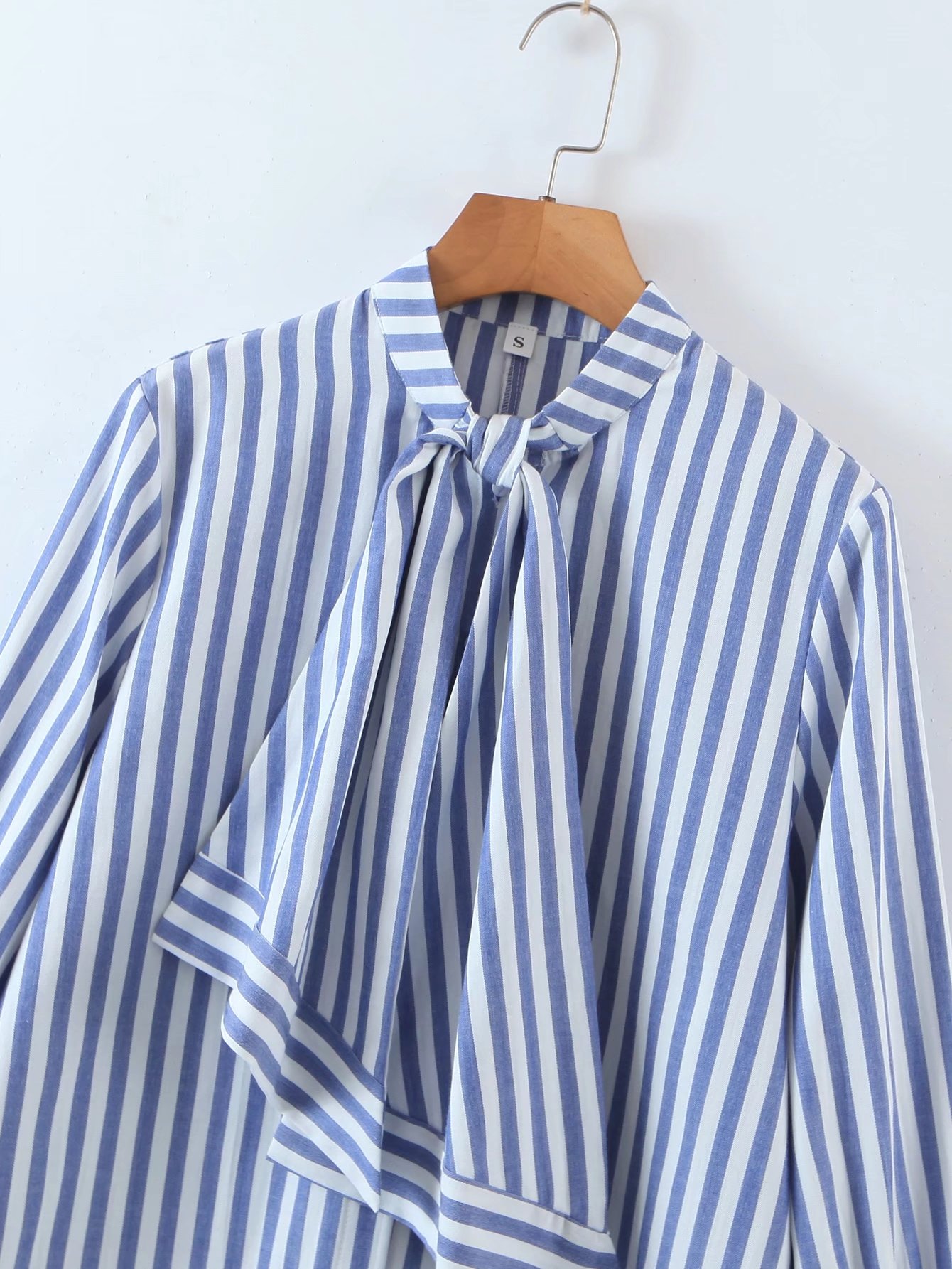 blue and white striped print long-sleeved knotted shirt  NSLAY123180